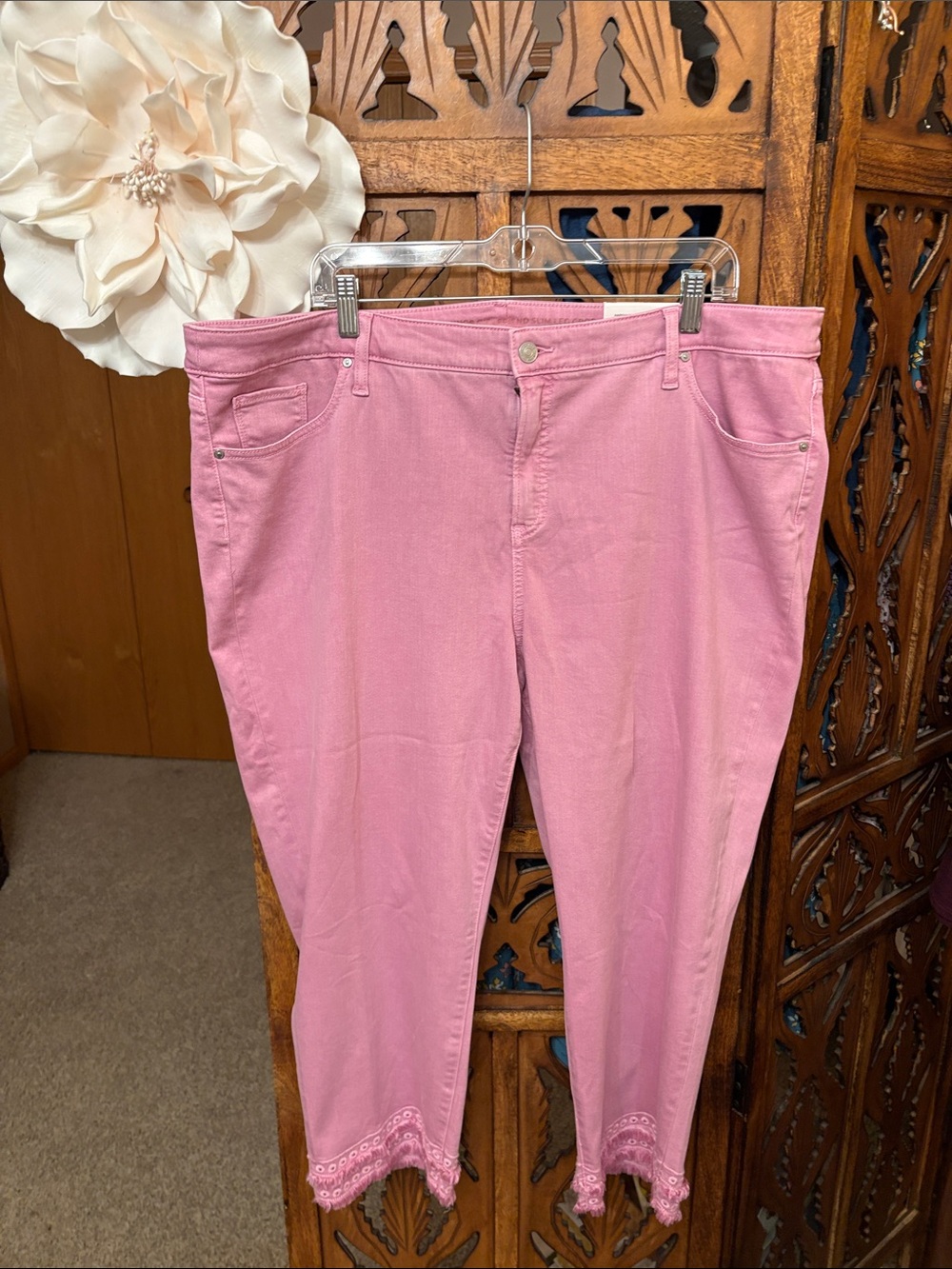 Chico's Pink Cropped Jeans with Scalloped Lace Hem